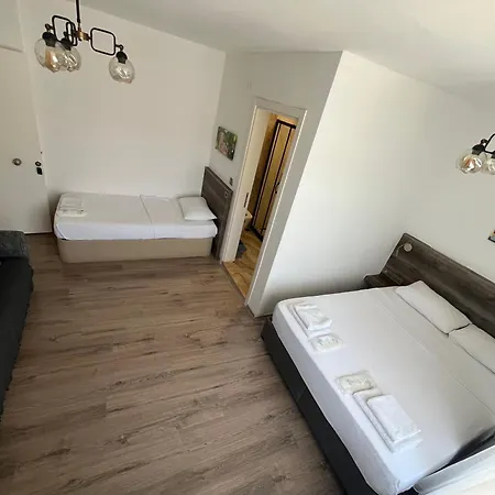 Parli Hotel *